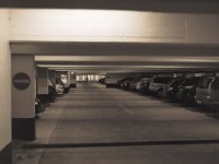 Das Auto wartet hinterm Pfeiler  Pentax 645N, 2.8/75, Gelbfilter, Bergger Pancro 400
