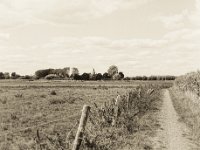 Der Feldweg zum Dorf  Pentax 645N, 2.8/75, Gelbfilter, Fuji Acros 100@50