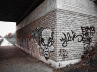 Graffiti an der ersten Unterführung  Pentax K-1, HD Pentax D FA 2.8/24-70 ED SDM WR  - 05.April 2018 - : Brücke, Graffiti, Regen, Straße, Totenkopf
