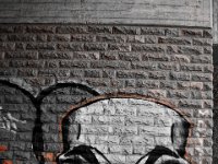 Freundliches Angesicht  Pentax K-1, HD Pentax D FA 2.8/24-70 ED SDM WR  - 05.April 2018 - : Brücke, Graffiti, Regen, Straße, Totenkopf