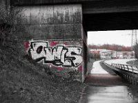 Zeichen  Pentax K-1, HD Pentax D FA 2.8/24-70 ED SDM WR  - 05.April 2018 - : Brücke, Graffiti, Regen, Straße