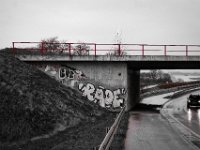 Rheinbrückenunterführung mit Graffiti  Pentax K-1, HD Pentax D FA 2.8/24-70 ED SDM WR  - 05.April 2018 - : Auto, Fluss, Graffiti, Regen, Rheinbrücke, Straße
