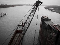 Bagger und Kieslastkahn am alten Brückenpfeiler  Pentax K-1, HD Pentax D FA 2.8/24-70 ED SDM WR  - 05.April 2018 - : Fluss, Krahn, Landschaft, Lastkahn, Regen, Rhein, Rheinbrücke