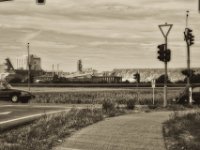 DS Begegnung  Pentax K-1, smc PENTAX-FA 77mm F1.8 Limited  -09.September 2018 - : Ampel, Auto, Felder, Gebäude, Oldtimer, Straße