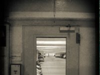 Hinaus und Hinein  Pentax K1, SMC FA 1.9/43 Limited  - 15.03.2018 - : Auto, Automat, Tiefgarage, Tiefgarage Duisburg City, Tür