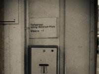 Türautomat  Pentax K1, SMC FA 1.9/43 Limited  - 15.03.2018 - : Automat, Tiefgarage, Tiefgarage Duisburg City, Tür