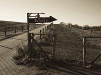 Hinweis  Pentax K-1, smc PENTAX-FA 43mm F1.9 Limited  - 17.November 2018 - : Hofcafe, Landschaft, Rheindeich, Schilder, Weg, Zaun