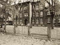 Ehemalige Volksschule an der Warbruckstraße  Pentax MZ-S, SMC FA  1.8/31 Limited, Bergger Pancro 400@320