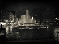 Brunnen am Mercatorhaus  Pentax K-1, HD D FA 2.8/ 24-70 ED SDM WR - 20.01.2018 - : Brunnen, Laterne, Regen