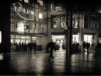 Heimweg  Pentax K-1, HD D FA 2.8/ 24-70 ED SDM WR - 20.01.2018 - : Abenddämmerung, Laterne, Menschen, Nacht, Reklame, Schaufenster