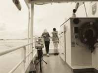 Flussbetrachtung  Pentax 67II, SMC Takumar 3.5/55. Ilford Delta 400@320  - 22.09.2018 - : Fähre, Fahrrad, Flugplatz, Fluss, Frauen, Menschen