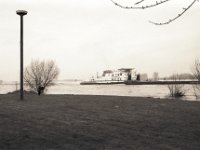 Schiffe gucken bei Hochwasser  Pentax K2, SMC M 2.8/40, Bergger Pancro 400@400