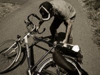 Sturz des Radlers  Pentax K-1, smc PENTAX-FA 31mm F1.8 AL Limited  -30.07.2018 - : Fahrrad, Landschaft, Mann, Rheindeich, Weg