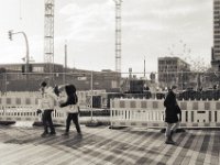 Übergabe im Gehen  Pentax K2, SMC 1.4/50, Foma Retropan 320@160