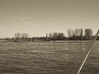 Blick auf den Kirchturm in Walsum  Pentax K-1, smc PENTAX-FA 43mm F1.9 Limited  - 16.02.2019 - : Auto, Bäume, Fähre, Fluss, Kirchturm, Rhein