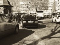 Am Altmarkt in Duisburg Alt-Hamborn  Pentax K-1, smc PENTAX-FA 43mm F1.9 Limited  - 16.02.2019 - : Auto, Markt, Menschen, Straße