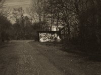 Graffitihäuschen  Pentax K-1, smc PENTAX-FA 43mm F1.9 Limited  - 16.02.2019 - : Bäume, Graffiti, Haus, Landschaft, Weg
