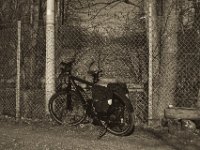 Pause am Kraftwerkszaun in Voerde  Pentax K-1, smc PENTAX-FA 43mm F1.9 Limited  - 16.02.2019 - : Fahrrad, Fahrradtour, Winora, Yakun Urban