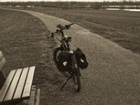 Pause auf dem Deich  Pentax K-1, SMC Pentax FA 1.9/43 Limited  - 17.12.2019 - : Landschaft, Winora, Fahrrad, Yakun Urban, Rhein, Hochwasser, Rheinwiesen, Weg, Fluss, Bank, Rheindeich