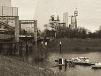 Am Kraftwerk Walsum  Pentax K-1, SMC Pentax FA 1.9/43 Limited  - 17.12.2019 - : Landschaft, Rhein, Rheinwiesen, Fluss, Kraftwerk, Rheindeich, Boot