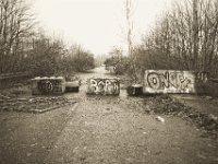 Sperrung der alten Brückenzufahrt  Pentax K-1, SMC Pentax -FA 1.8/31 AL Limited   - 25.12.2019 - : Landschaft, Brückenauffahrt, Rheinbrücke, Graffiti, Niederrhein, Straße
