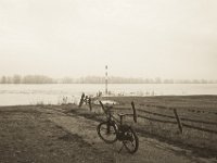 Pause an der Natorampe  Pentax K-1, SMC Pentax -FA 1.8/31 AL Limited   - 25.12.2019 - : Landschaft, Winora, Nebel, Fahrrad, Yakun Urban, Rhein, Niederrhein, Fluss