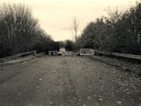Gesperrte, alte Brückenauffahrt  Pentax MZ-S, SMC FA  1.8/31 Limited, Bergger Pancro400 : Landschaft, Brückenauffahrt, Graffiti, Straße