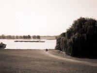 Der Radler am Fluss  Fuji GS645S prof.Wide60, Fuji Acros 100II