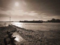 Sitzlose Bänke und Rheinschiff  Pentax K-1, HD Pentax D-FA 2.8/24-70 SDM WR  - 15.02.2020 -