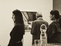 Vertieft in eine Fotografie