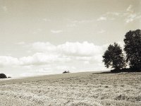 Der Traktor auf dem Hügel  Fuji GS645S professional,  Fuji Acros 100II@64 : Landschaft, Traktor, Wolken, Getreidefeld, Landwirtschaft
