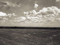 Blick ins flache Land  Fuji GS645S professional,  Fuji Acros 100II@64 : Landschaft, Feld, Kirchturm, Wolken, Industrie, Bäume