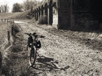 Stop am alten Eisenbahnviadukt  Pentax Super A, SMC FA 1.9/43 Limited, Adox Silvermax 100 : Landschaft, Winora, Viadukt, Fahrrad, Yakun Urban, Graffiti, homepage, Eisenbahn
