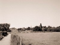 Blick auf den Kirchturm  Fuji GS645S professional,  Rollei RPX100@64 : Landschaft, homepage, Weg, Kirchturm, Weidenzaun, Dorf