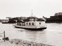 Begegnung auf dem Rhein  Pentax MZ-S, SMC FA  1.9/43 Limited, Adox CHS100II  - 03.07.2021 -