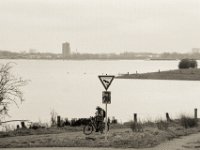 Orientierung  beim Hochwassertouring  Pentax LX, SMC FA  1.8/77 Limited, Adox CHS100II  - 04.02.2021 -