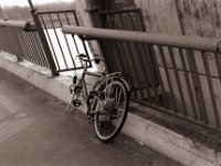 Gestrandet auf der Brücke  Pentax K2, SMC 1.4/50, Adox CHS100II@64