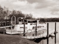 Ausflugsdampfer im Winterschlaf  Pentax K2, SMC M 2.8/40, Gelbfilter, Adox CHS100II  - 15.02.2022 -