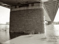 Der Pfeiler im Hochwasser  Pentax MZ-S, SMC Pentax - FA 1.8/31 Limited, Gelbfilter. ADOX CHS 100II  - 05.04.2023 -