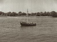 Vor Anker im Rhein  Pentax 645N, SMC FA* 2.8/150, Gelbfilter, Bergger Pancro400@200  - 09.06.2023 -