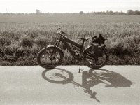 Schattenrad am Feld  Pentax MZ-S, SMC 2.8/24, Ilford Pan 100  - 13.05.2023 -