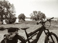 Pause am Rhein in Rees  Pentax MZ-S, SMC 2.8/24, Ilford Pan 100  - 13.05.2023 -