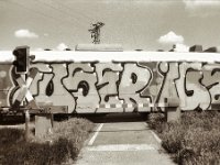 Graffiti am Zug  Pentax MZ-S, SMC 2.8/24, Ilford Pan 100  - 13.05.2023 -