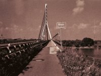 Über die Brücke  Pentax MZ-S, SMC FA 1.9/43 Limited, Gelbfilter, ADOX CHS 100 II  - 23.08.2023 -