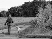 Frau und Hund  PENTAX K-3 Mark III Monochrome, SMC PENTAX-FA 1.8/77 Limited   - 03.10.2024 -