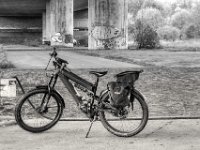 Stopp unter der Autobahnbrücke  PENTAX K-3 Mark III Monochrome , HD PENTAX - DA* 2.8/ 11-18 ED DC AW   - 05.04.2024 -