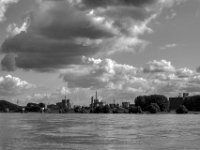 Dicke Wolken überm Fluss  PENTAX K-3 Mark III Monochrome, SMC PENTAX-FA 1.9/43 Limited  -11.10.2024 -