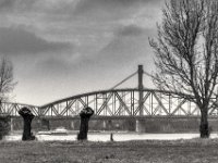 Eisenbahn- und Autobahnbrücke  PENTAX K-3 Mark III Monochrome, HD PENTAX - D FA* 2.8/70-200 ED DC AW  - 12.02.2025 -