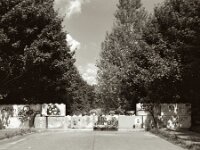 Gedenken  Pentax 67 II, SMC 2.4/105, Orange Filter, ADOX CHS 100 II   - 17.06.2025 -