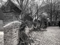 Kirchhofmauer mit Lichtband  PENTAX K-3 Mark III Monochrome, HD PENTAX - DA* 2.8/ 11-18 ED DC AW  - 29.11.2025  -